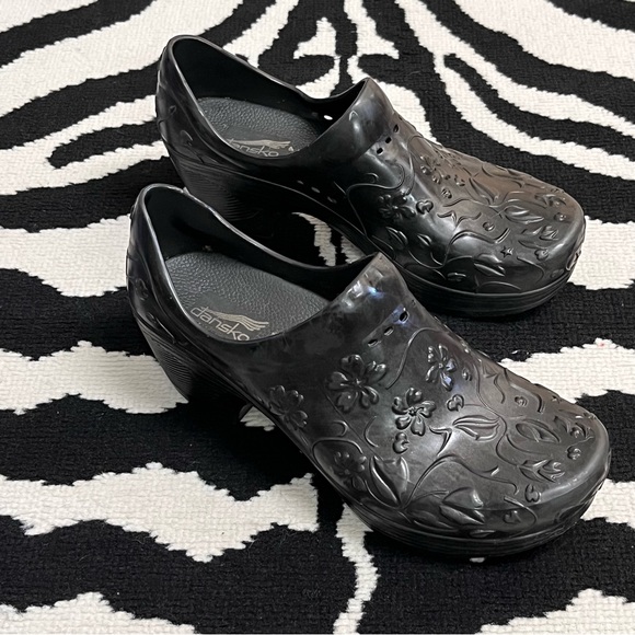 Dansko Pixie Rubber Clogs Nursing Shoes Black Embossed Tooled Floral Slip On 37 - Picture 3 of 8